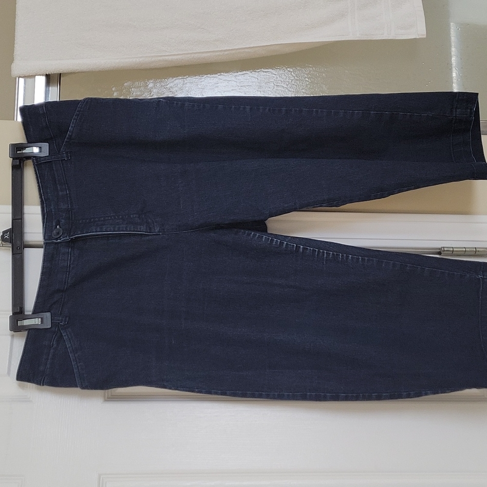 St John's Bay dark wash capris perfect for spring and summer.